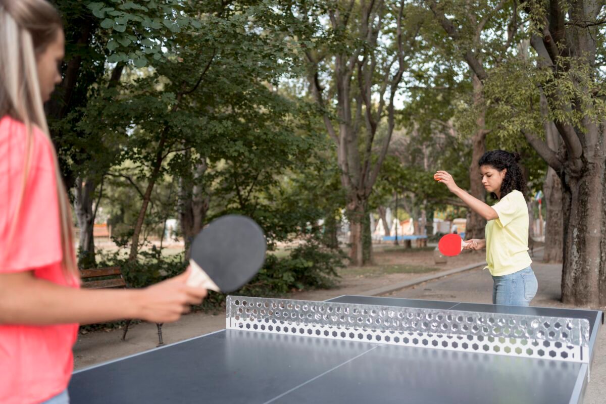 Table de ping-pong extérieure installée dans un jardin